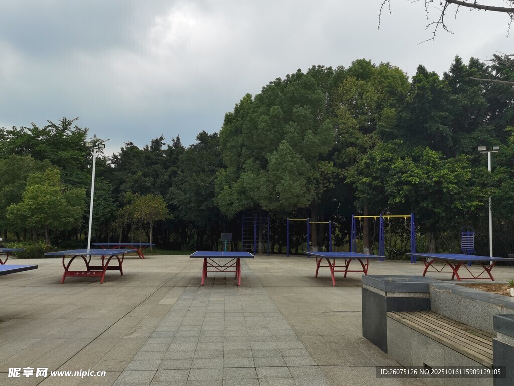 户外空旷休闲广场场景