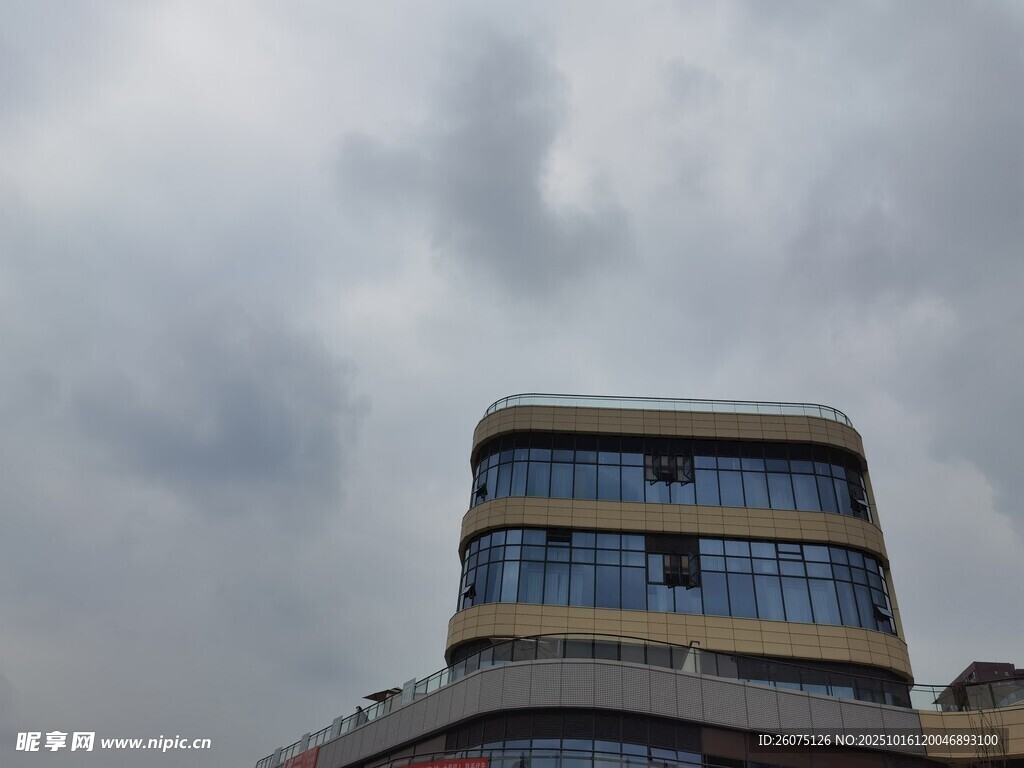 多云天气下的现代建筑