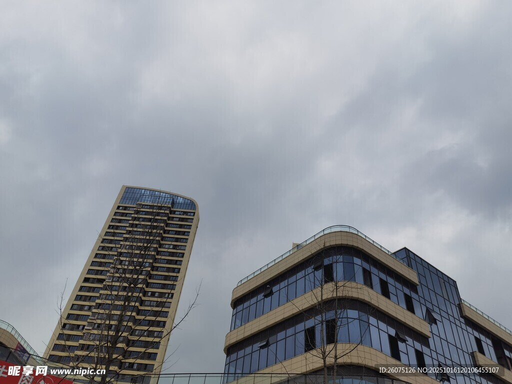 城市高楼与多云天空景象