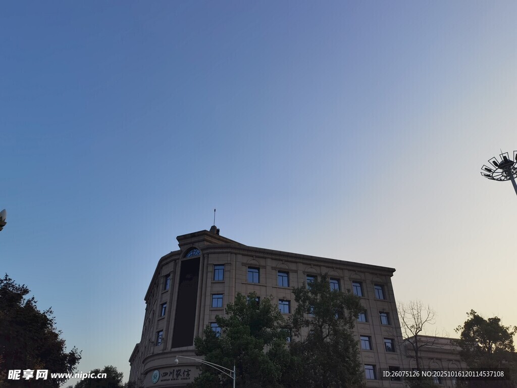 夕阳下的宏伟建筑