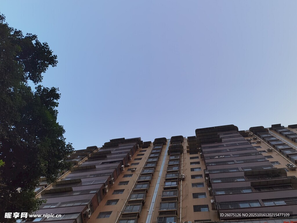 高层住宅楼仰视景象