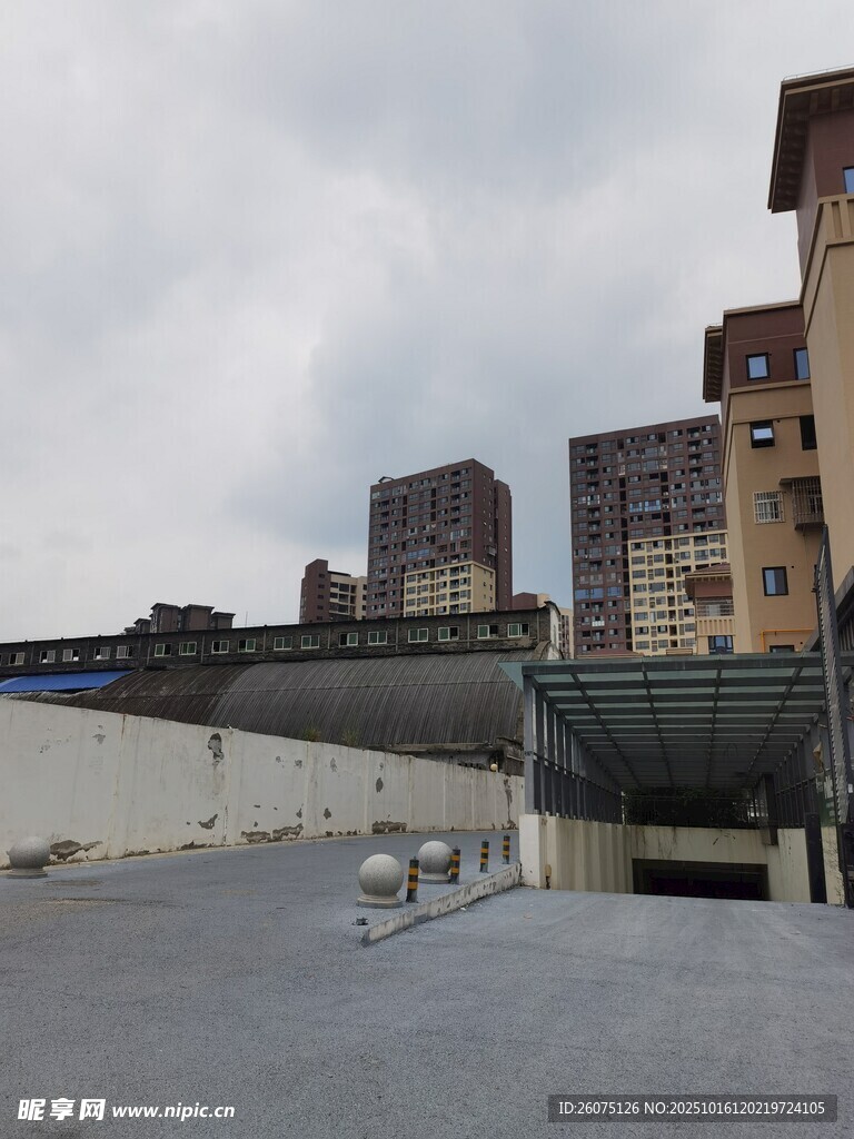 城市屋顶与远处建筑景观