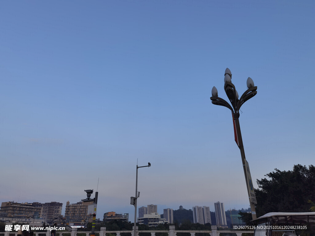 城市天际线中的独特路灯