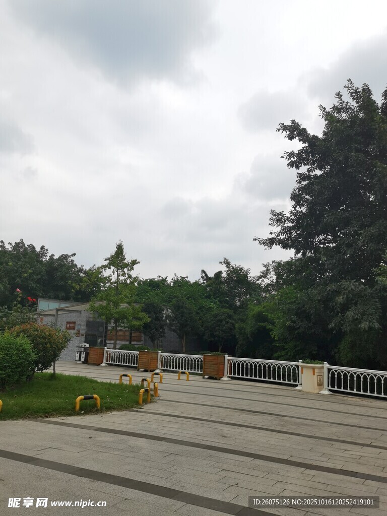 户外开阔休闲场地景观