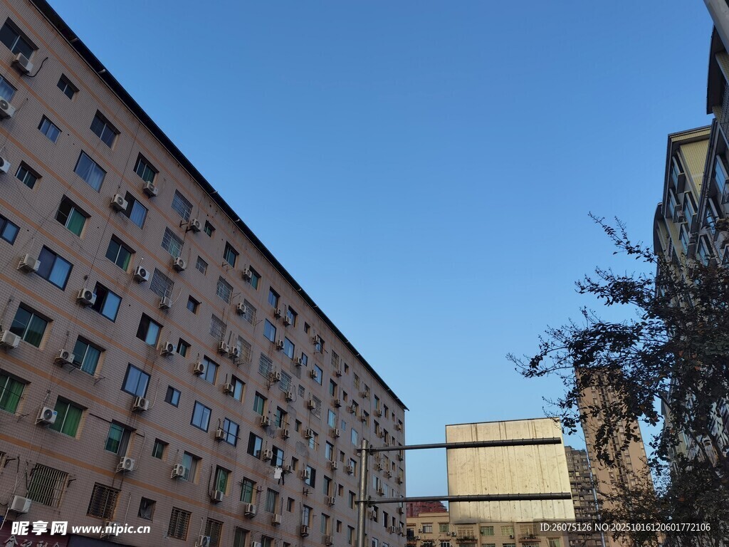 城市中的多层建筑与蓝天
