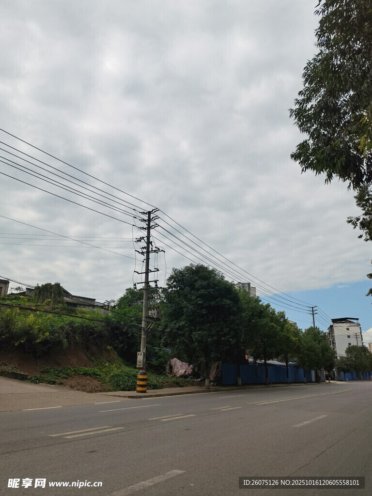 空旷街道与电线杆景象