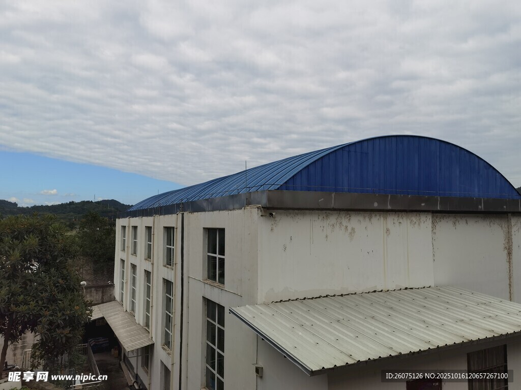 蓝顶厂房建筑外观