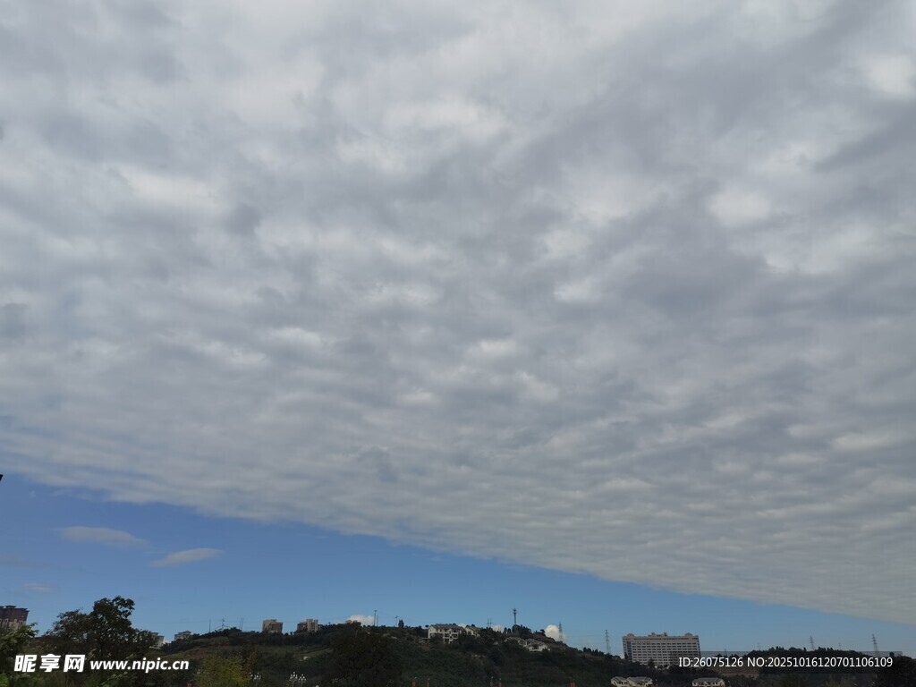 天空中密布的层叠云朵
