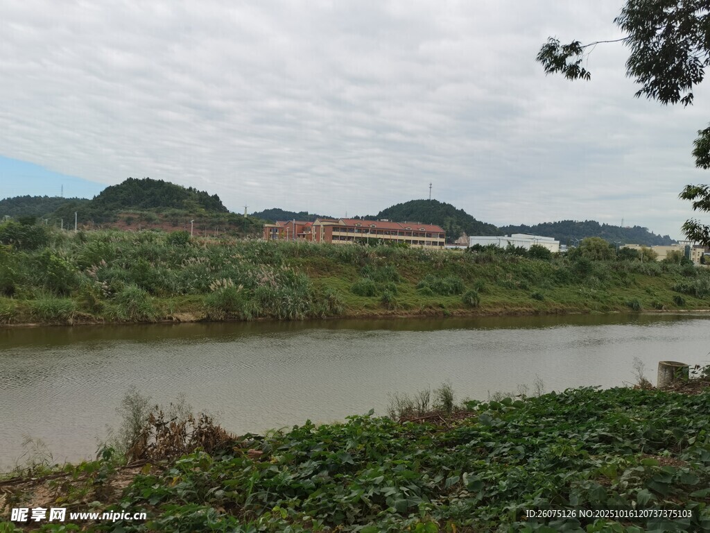 河畔青山绿水自然风光
