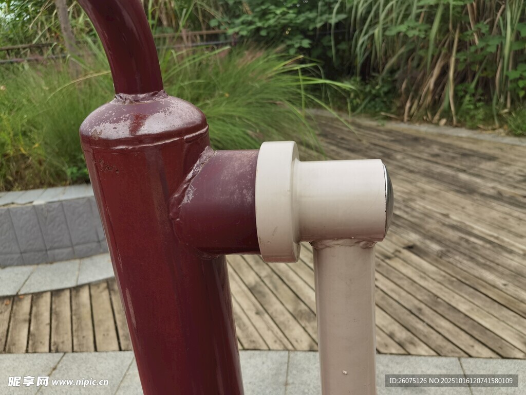 户外红色健身器材局部