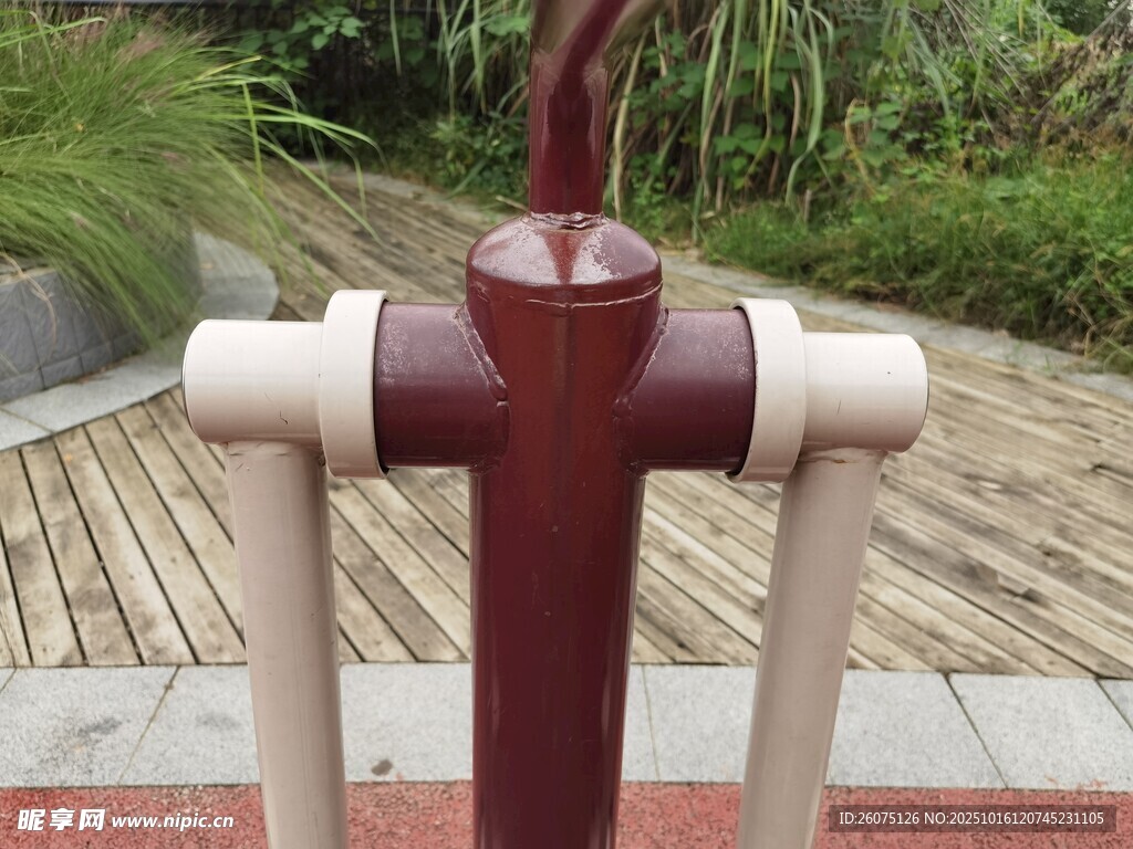 复古健身器材局部特写