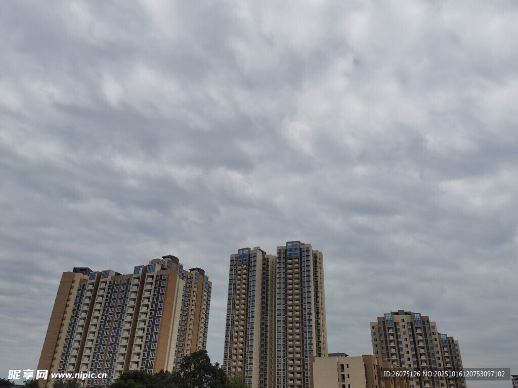 阴天中的城市高楼景观