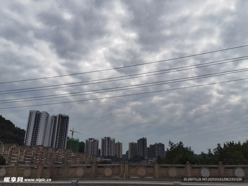 城市天际线与多云天空