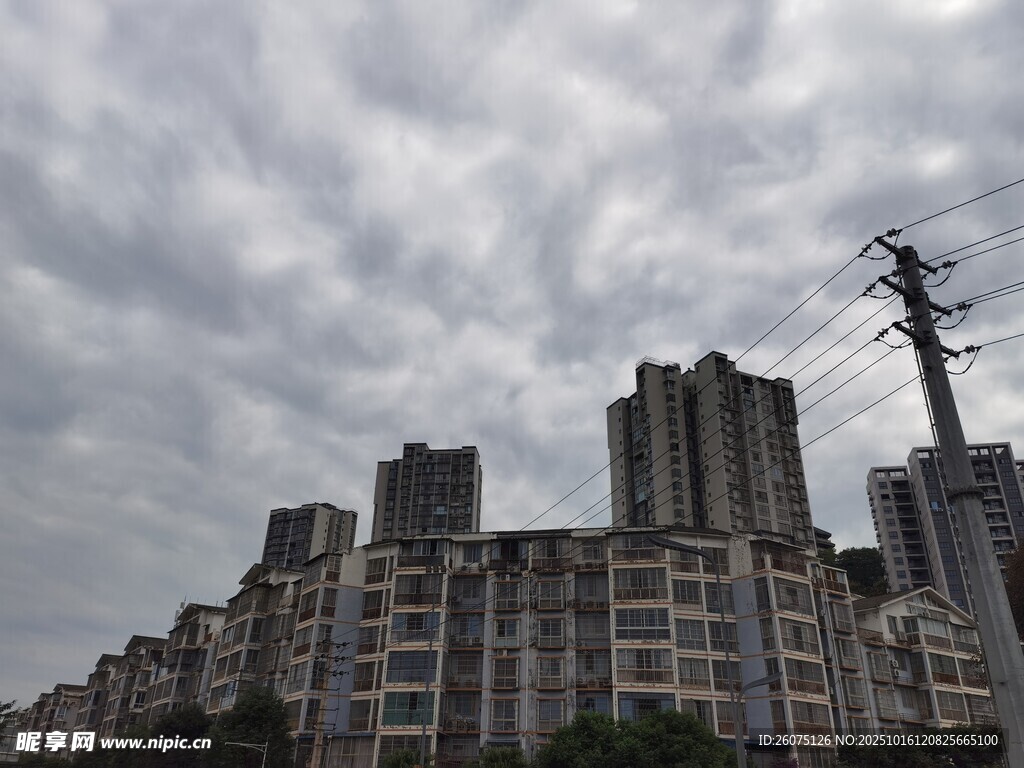 阴天中的城市高楼景观