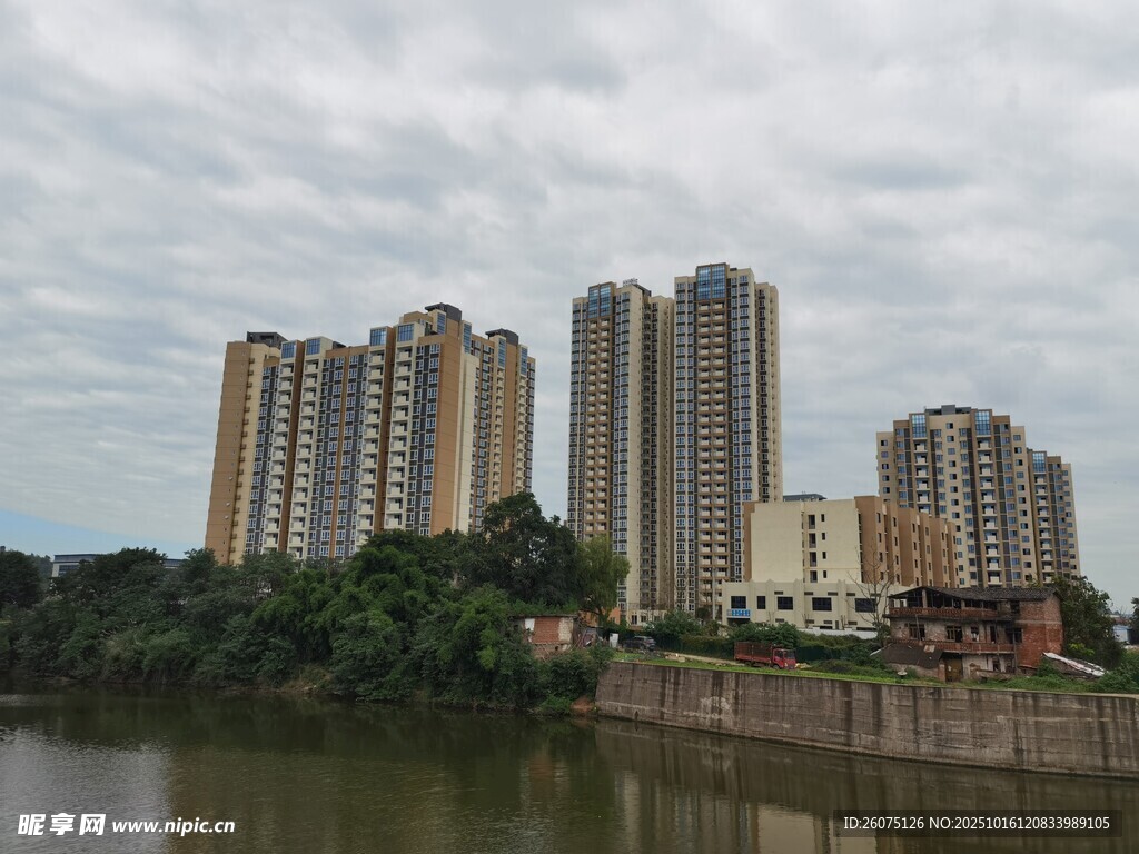 河畔高楼林立的城市景观