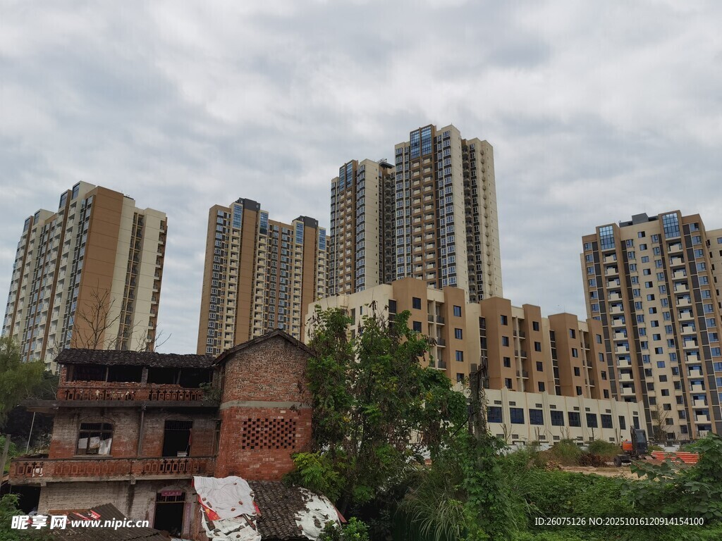 新旧建筑对比的城市景象