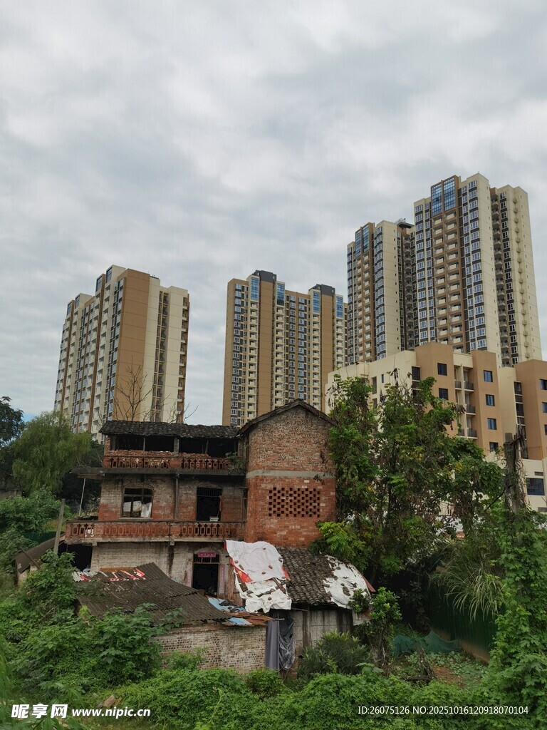 新旧建筑对比的城市景象