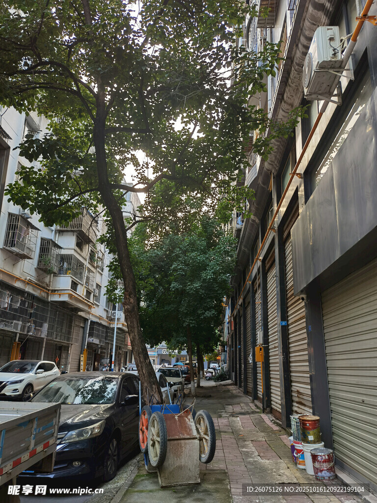 老旧街道的日常景象