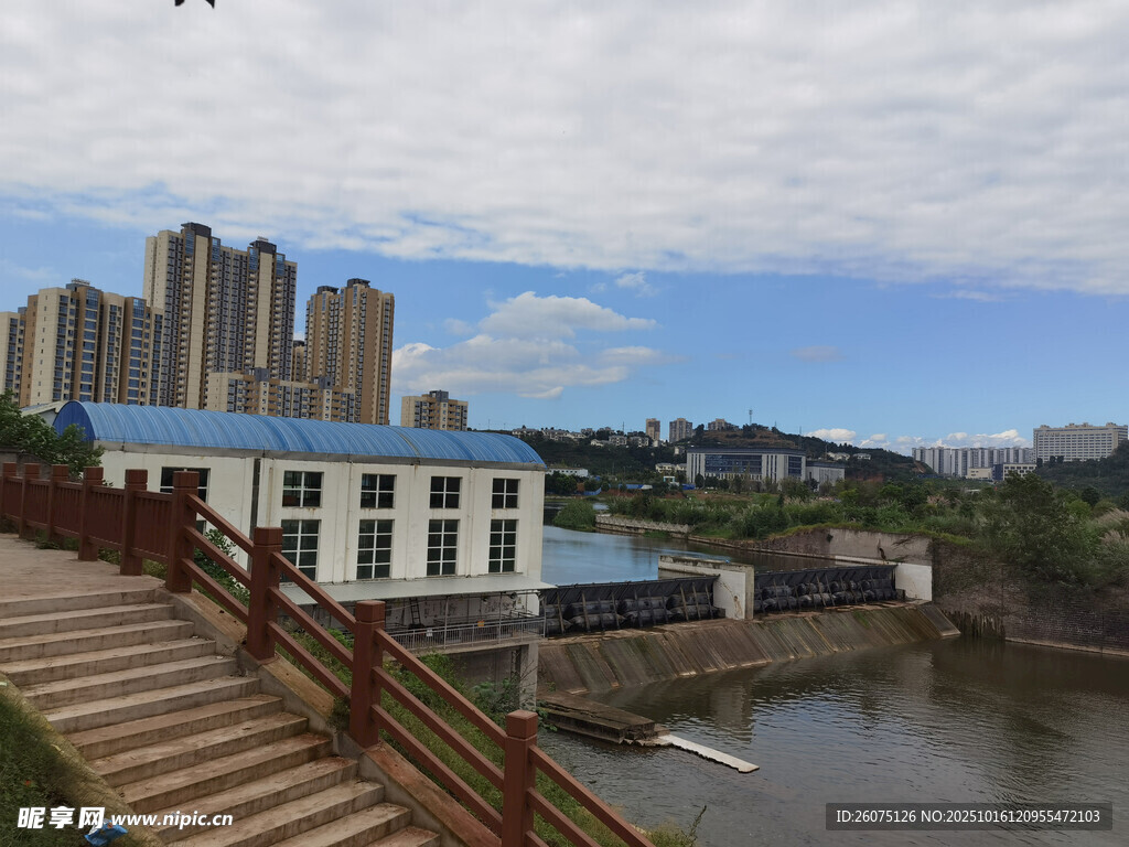 河畔城市风景与木质步道