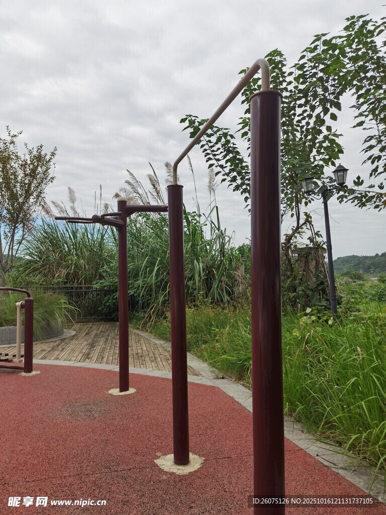 户外健身器材置于绿地旁
