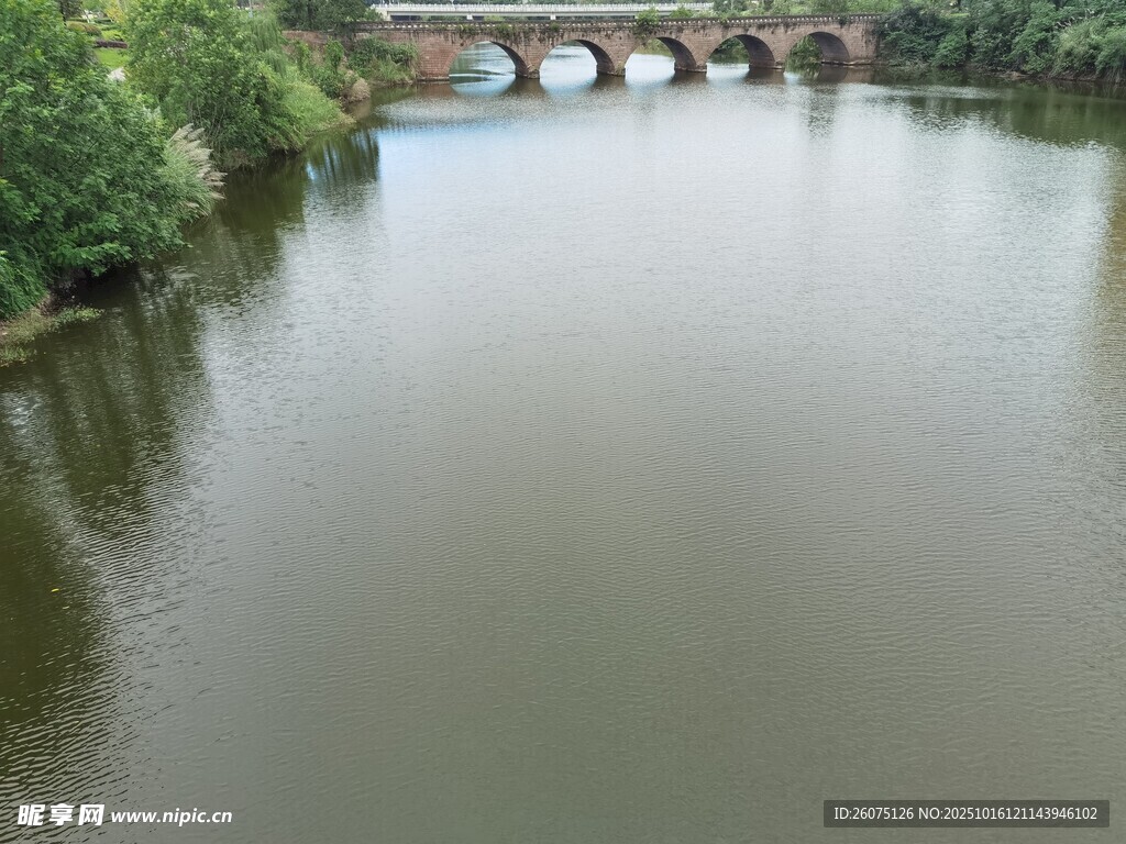 河畔石桥风景