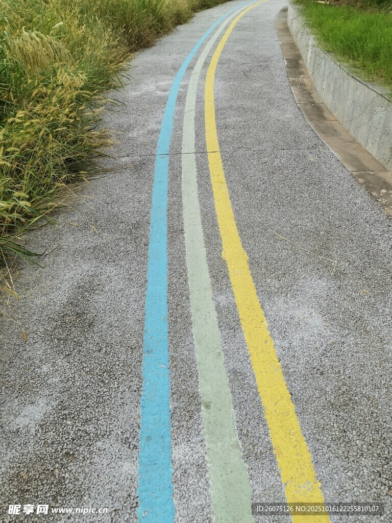 彩色条纹铺设的乡间小路
