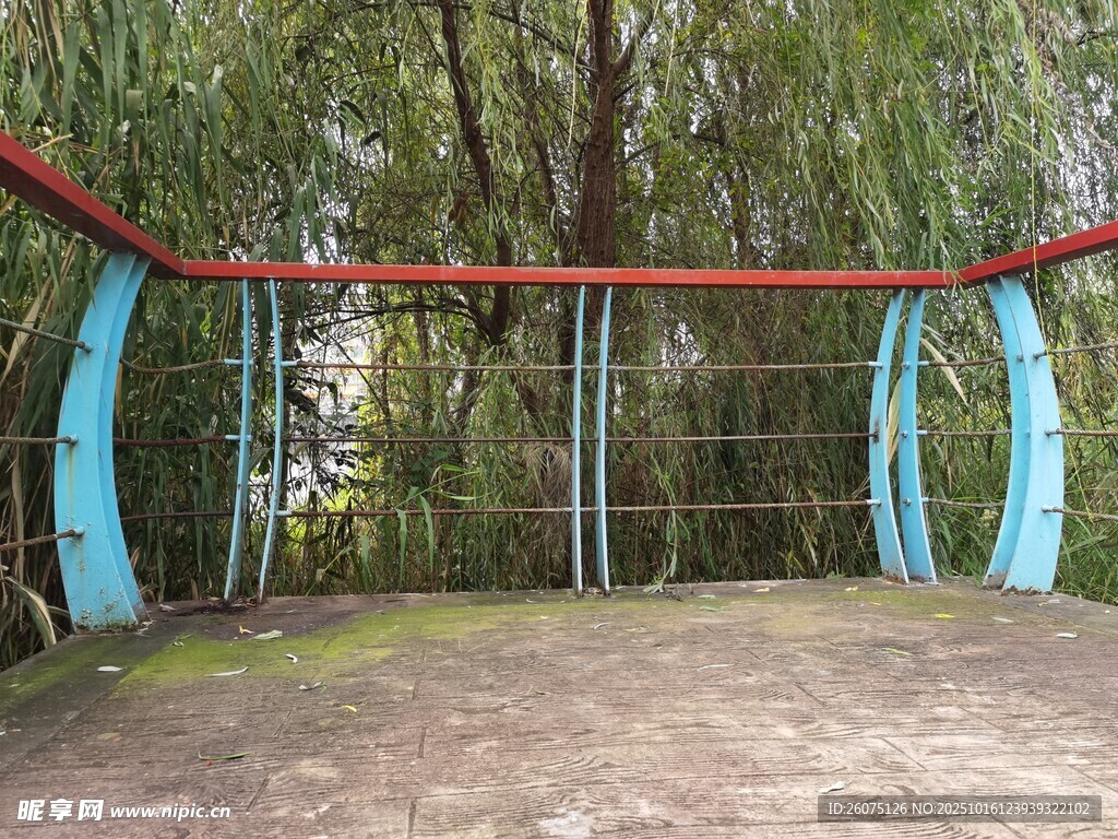 户外老旧篮球架场景