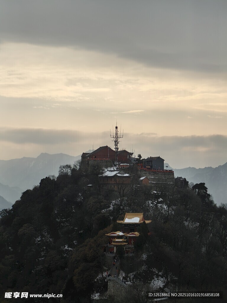 山顶建筑于云雾间的景致