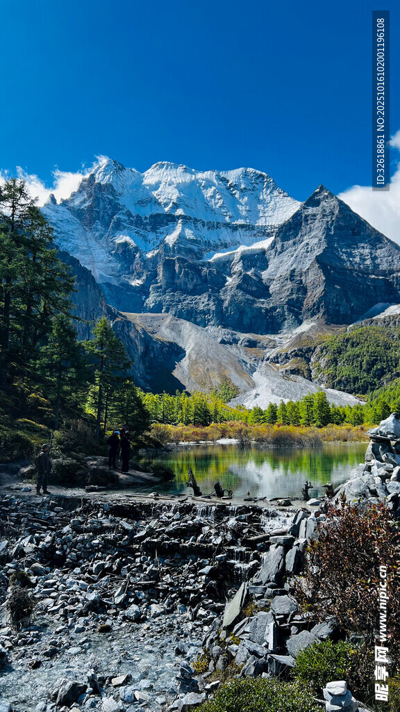 壮丽雪山下的河谷风光