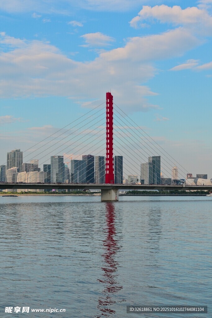 河畔高楼与红色地标建筑