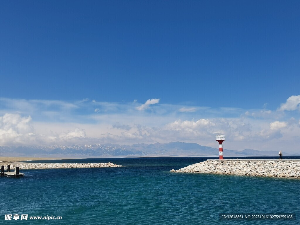 海边灯塔与蔚蓝海域