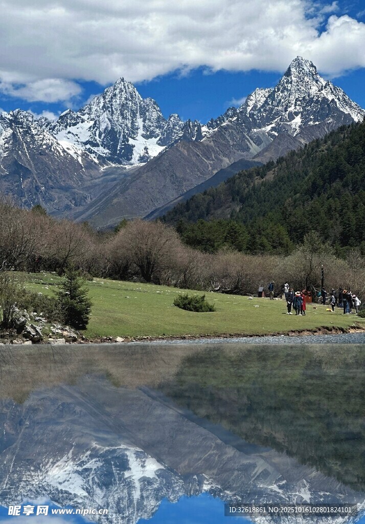 雪山下的宁静湖泊美景