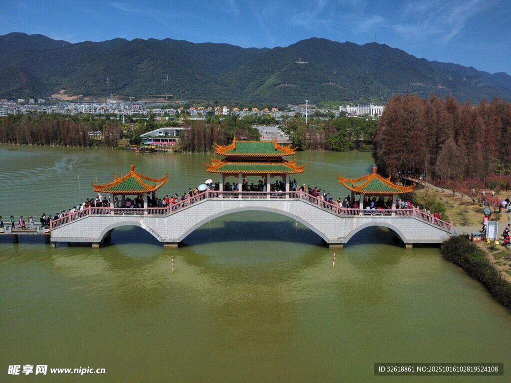 中式古桥横跨绿水湖畔