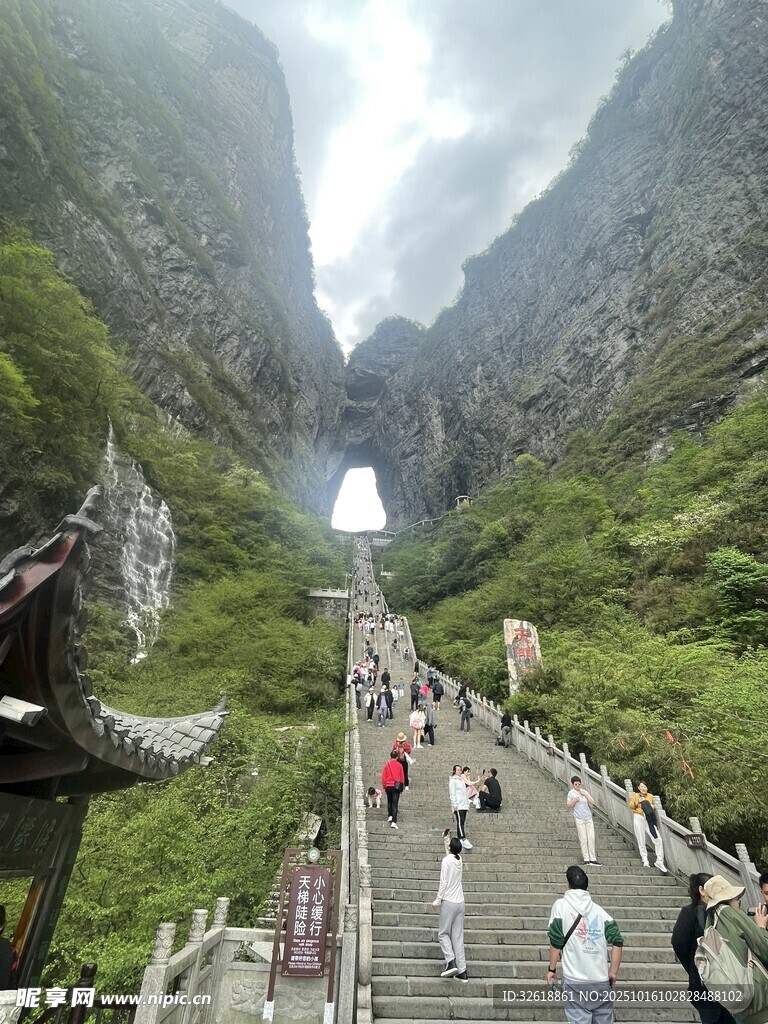 山间栈道上的游人景观张家界