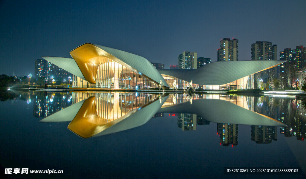 现代建筑夜景倒影之美