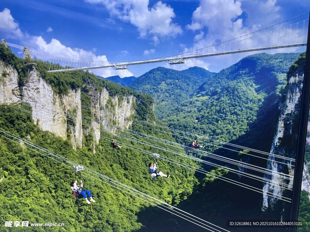 高空缆车穿梭于张家口