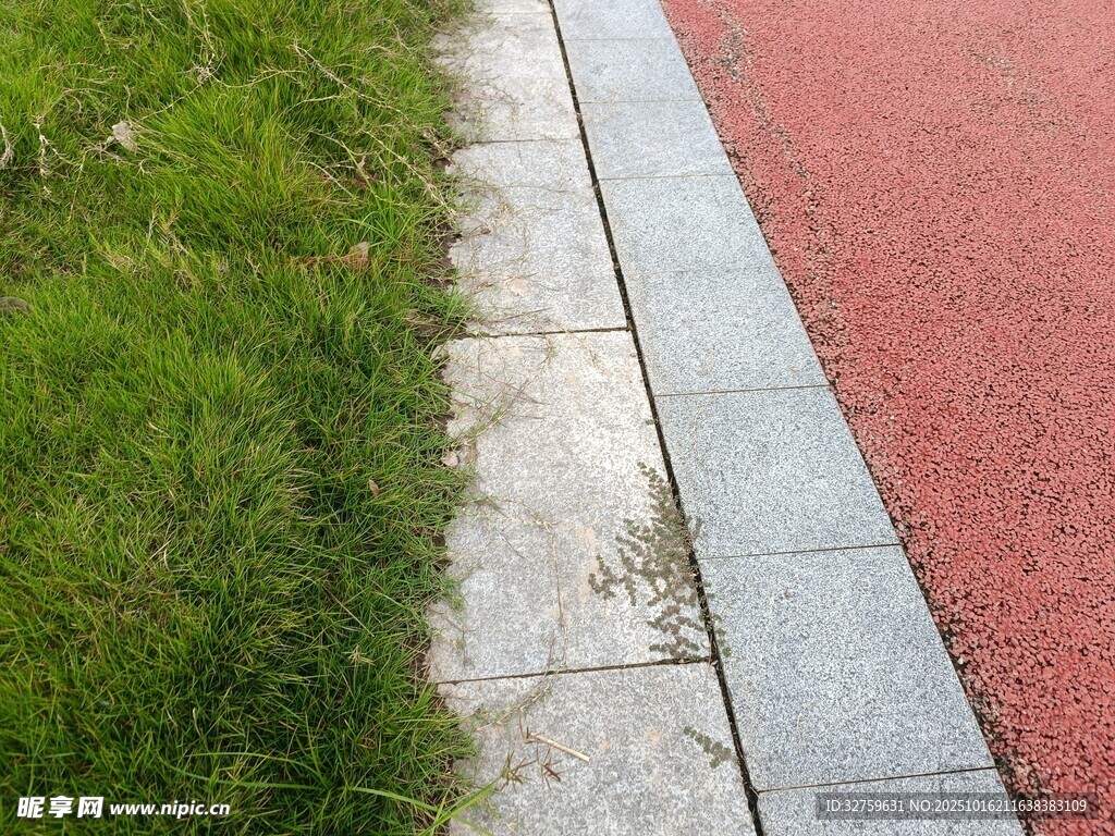 路边草地与彩色步道