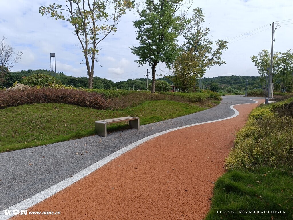 公园彩色步道与周边景致