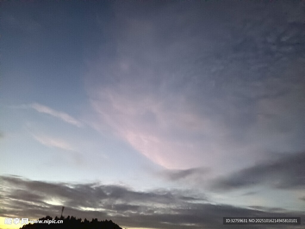 黄昏时分的绚丽天空
