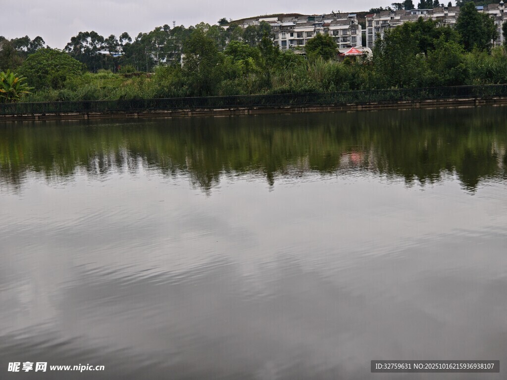宁静湖水与岸边景致
