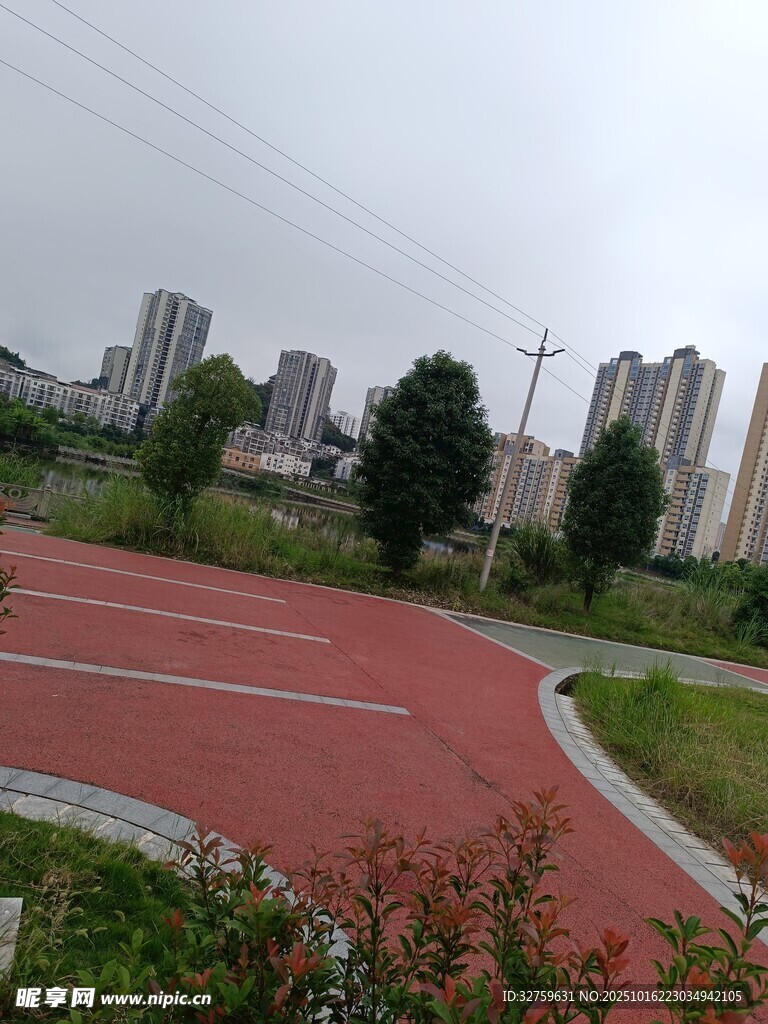 城市中的红色塑胶跑道景观