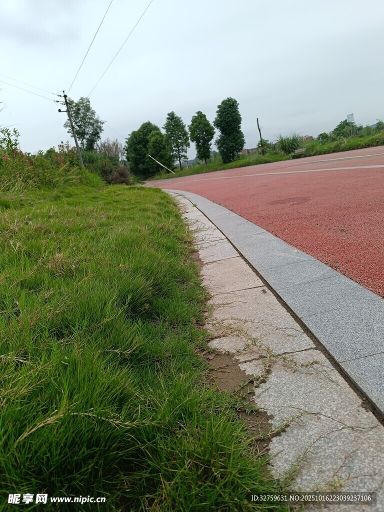 路边绿草与红色步道景观
