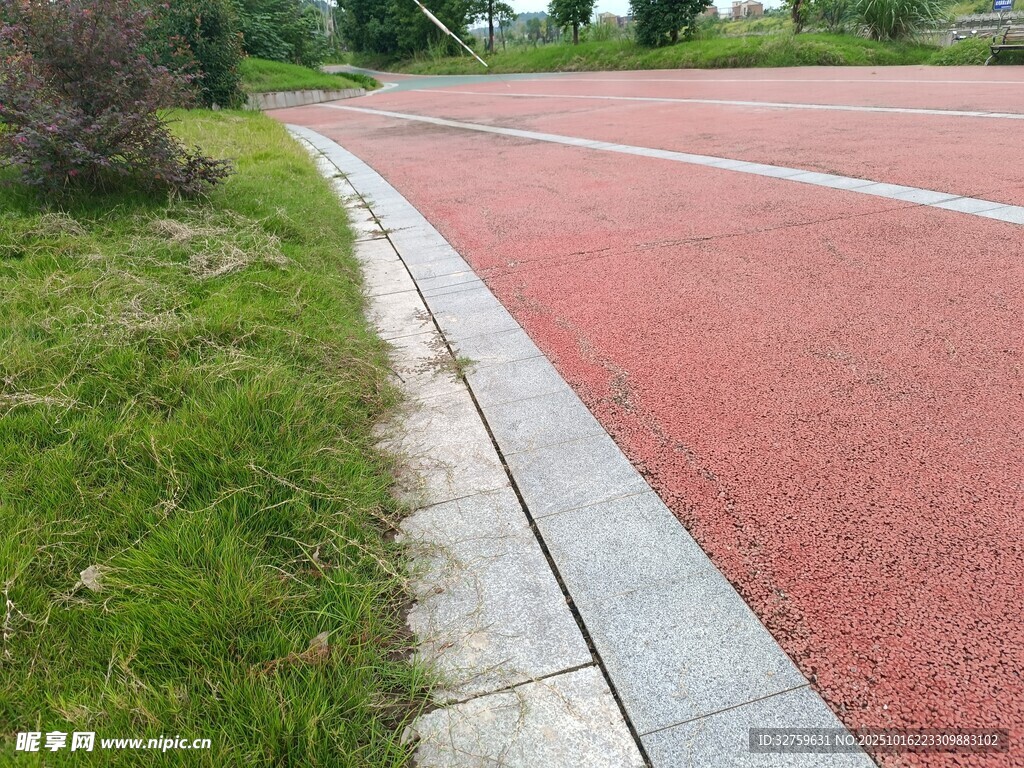 红色步道旁的翠绿草地