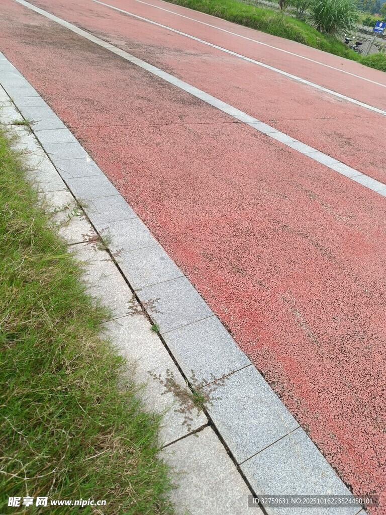 红色跑道旁的绿色草地