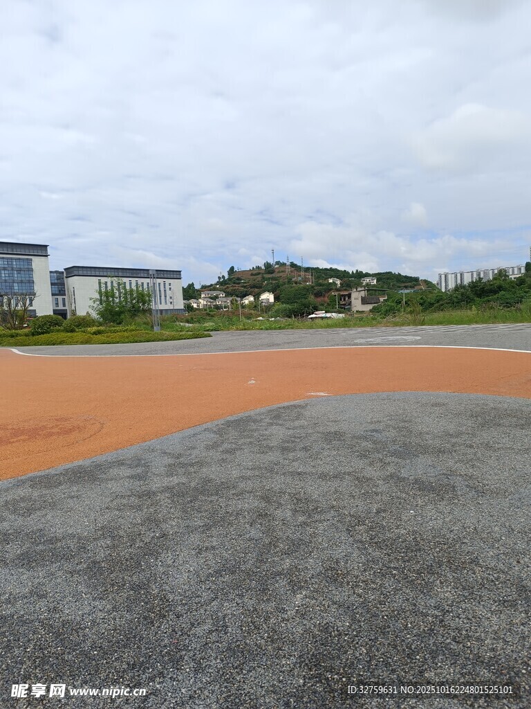 户外橙色场地与远处建筑