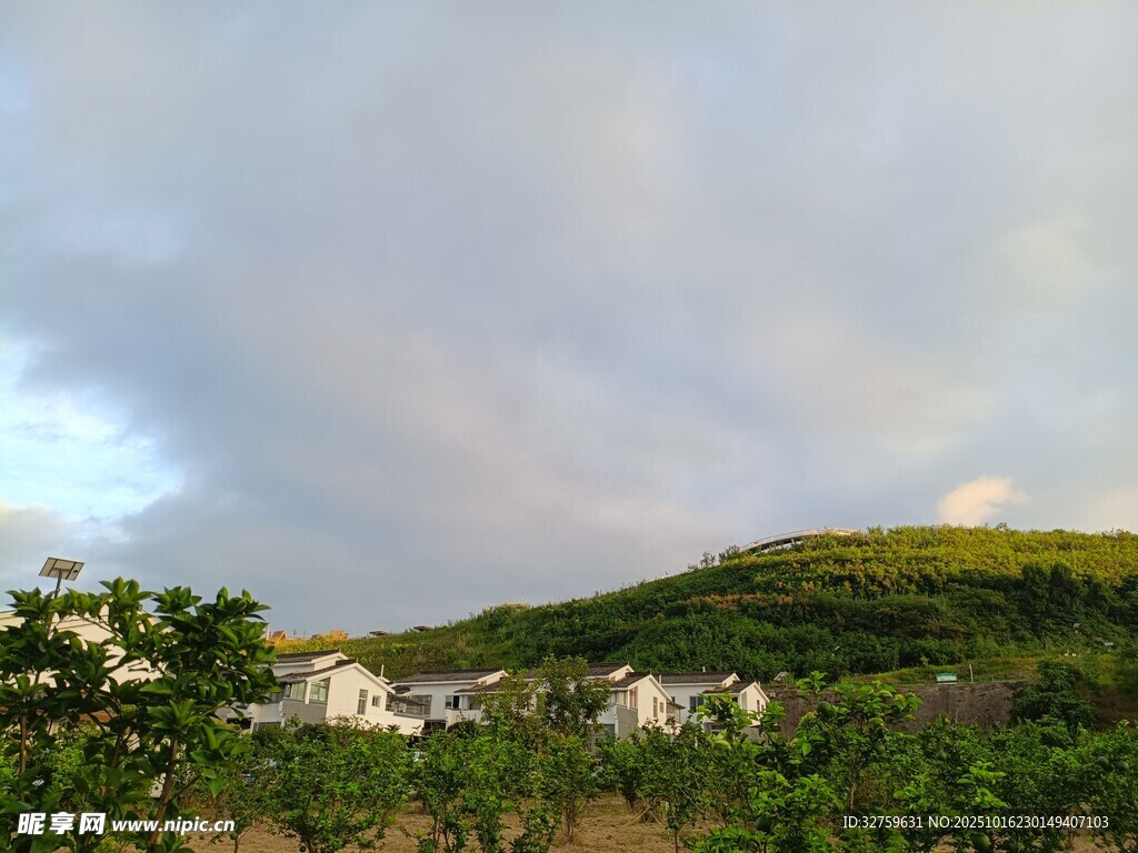 山间云景下的村庄