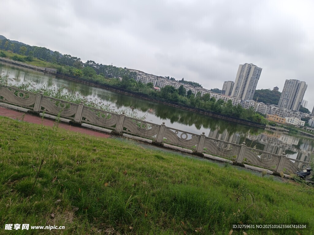 城市河畔绿地景观