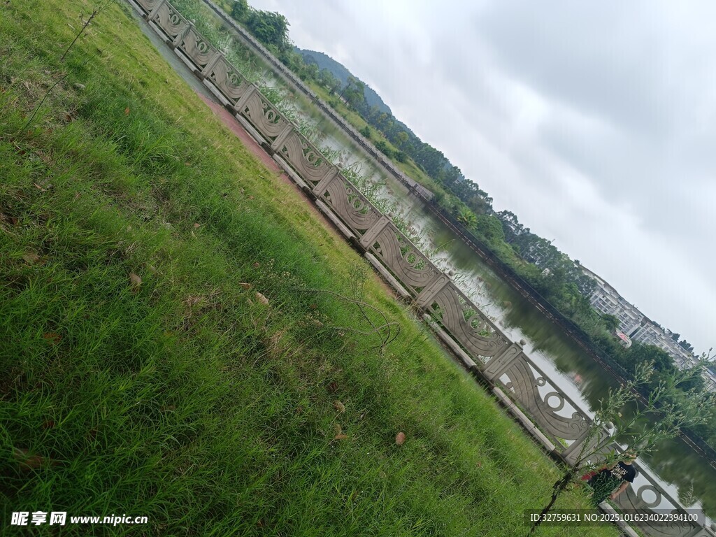 户外草地与远处建筑景观