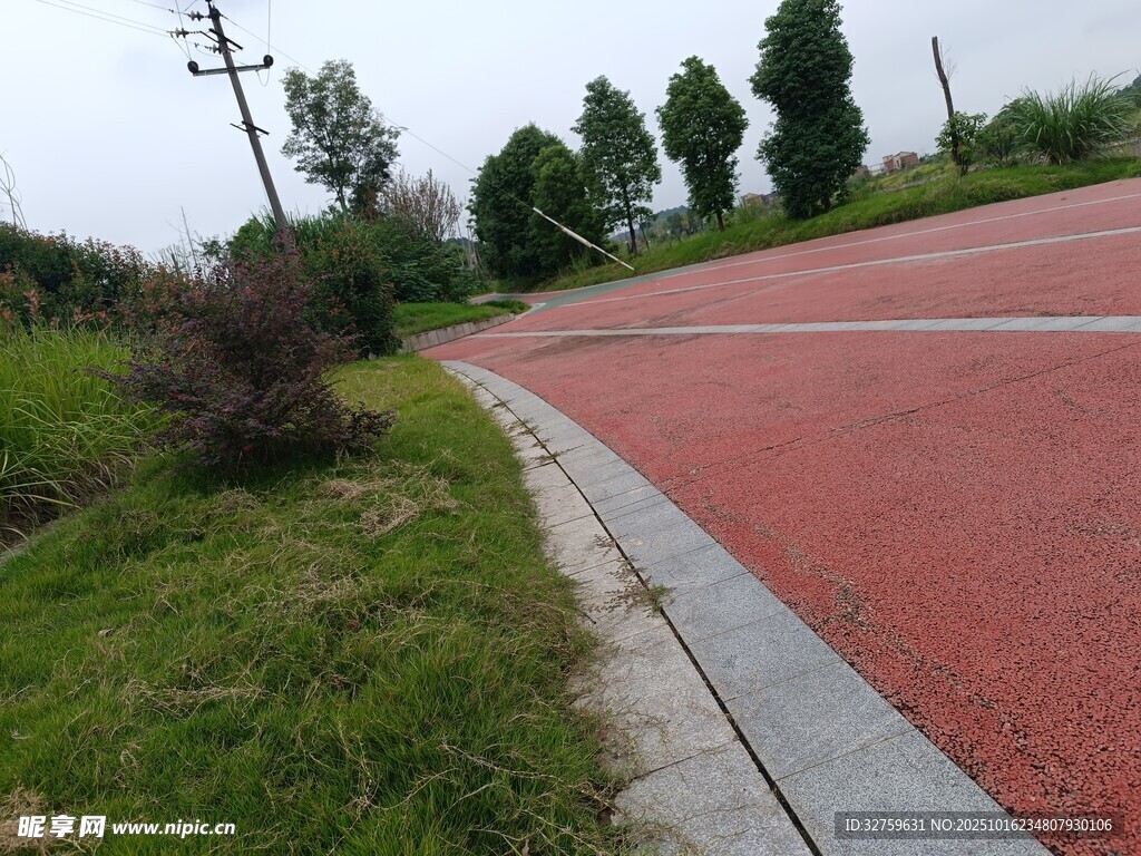 户外红色跑道与绿植景观