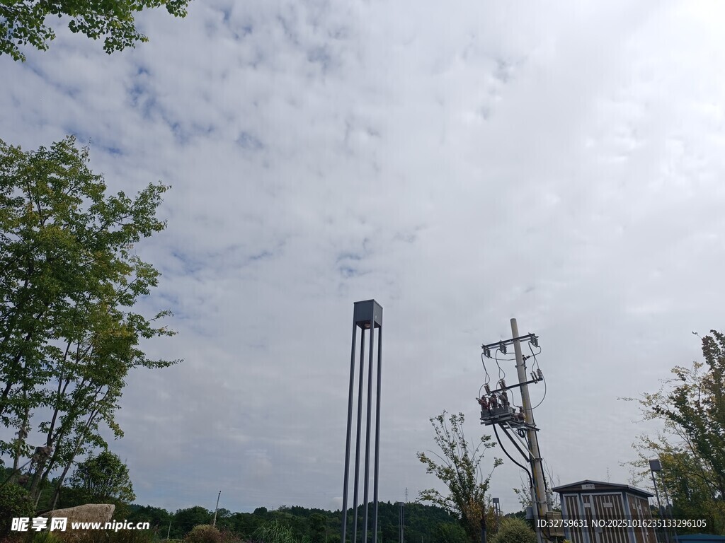 高耸塔楼与周边绿树景观